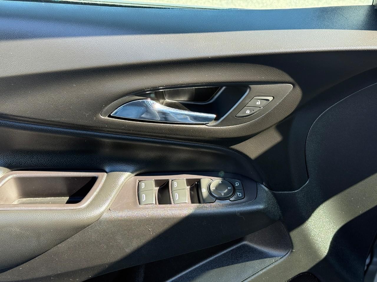 Chevrolet Equinox Vehicle Full-screen Gallery Image 16