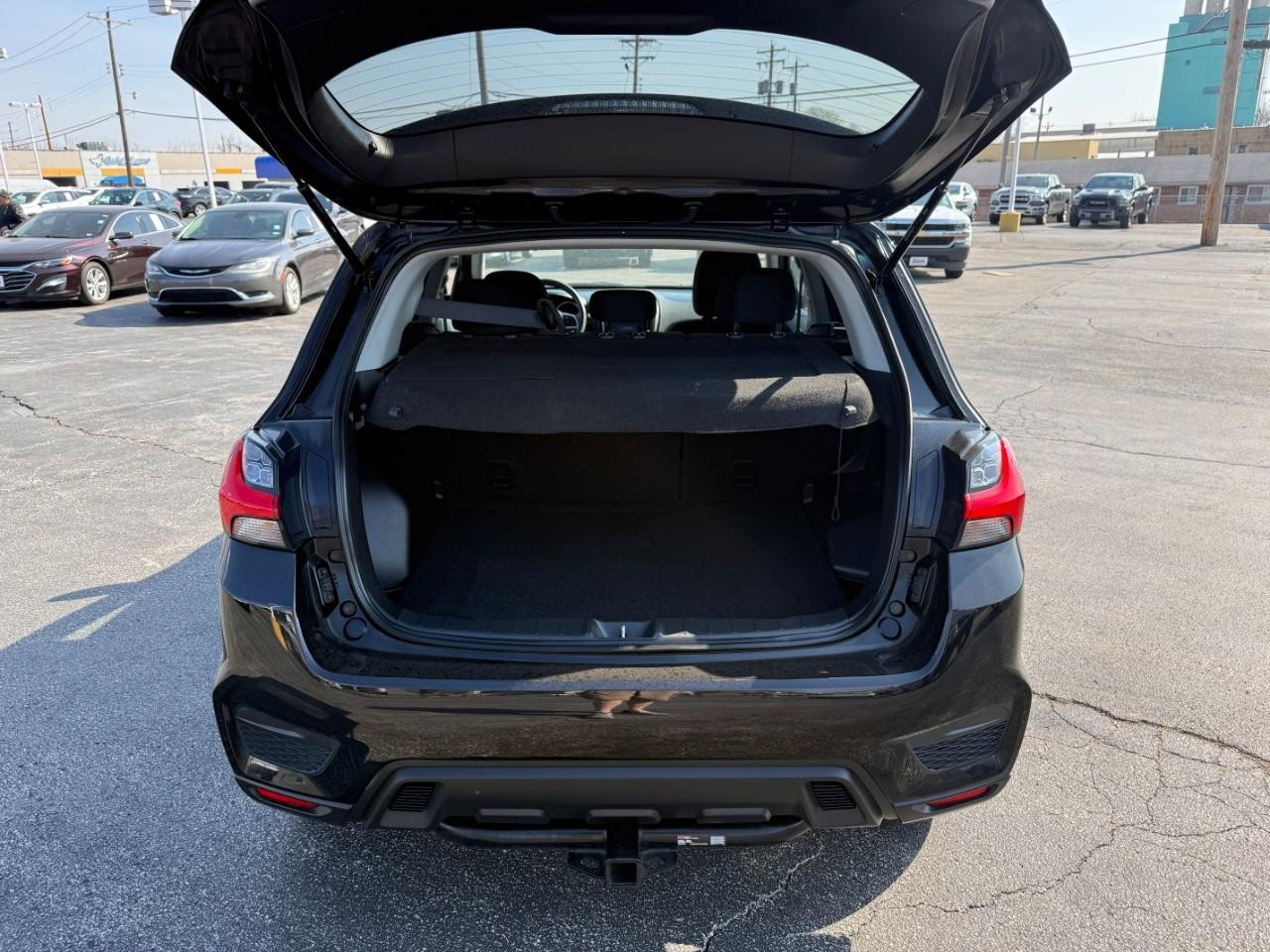 Mitsubishi Outlander Sport Vehicle Full-screen Gallery Image 07