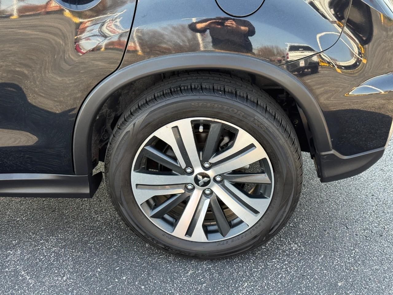 Mitsubishi Outlander Sport Vehicle Full-screen Gallery Image 09