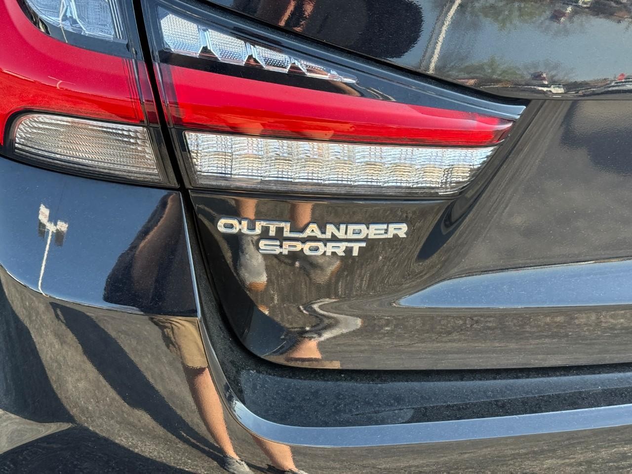 Mitsubishi Outlander Sport Vehicle Full-screen Gallery Image 10