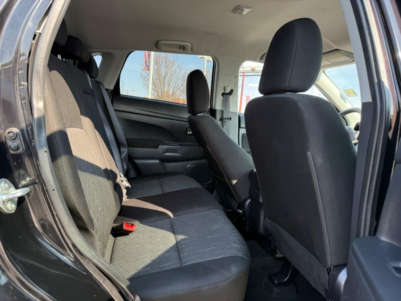 Mitsubishi Outlander Sport Vehicle Full-screen Gallery Image 11