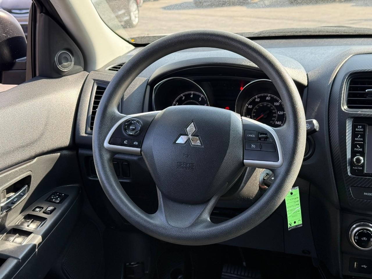 Mitsubishi Outlander Sport Vehicle Full-screen Gallery Image 13