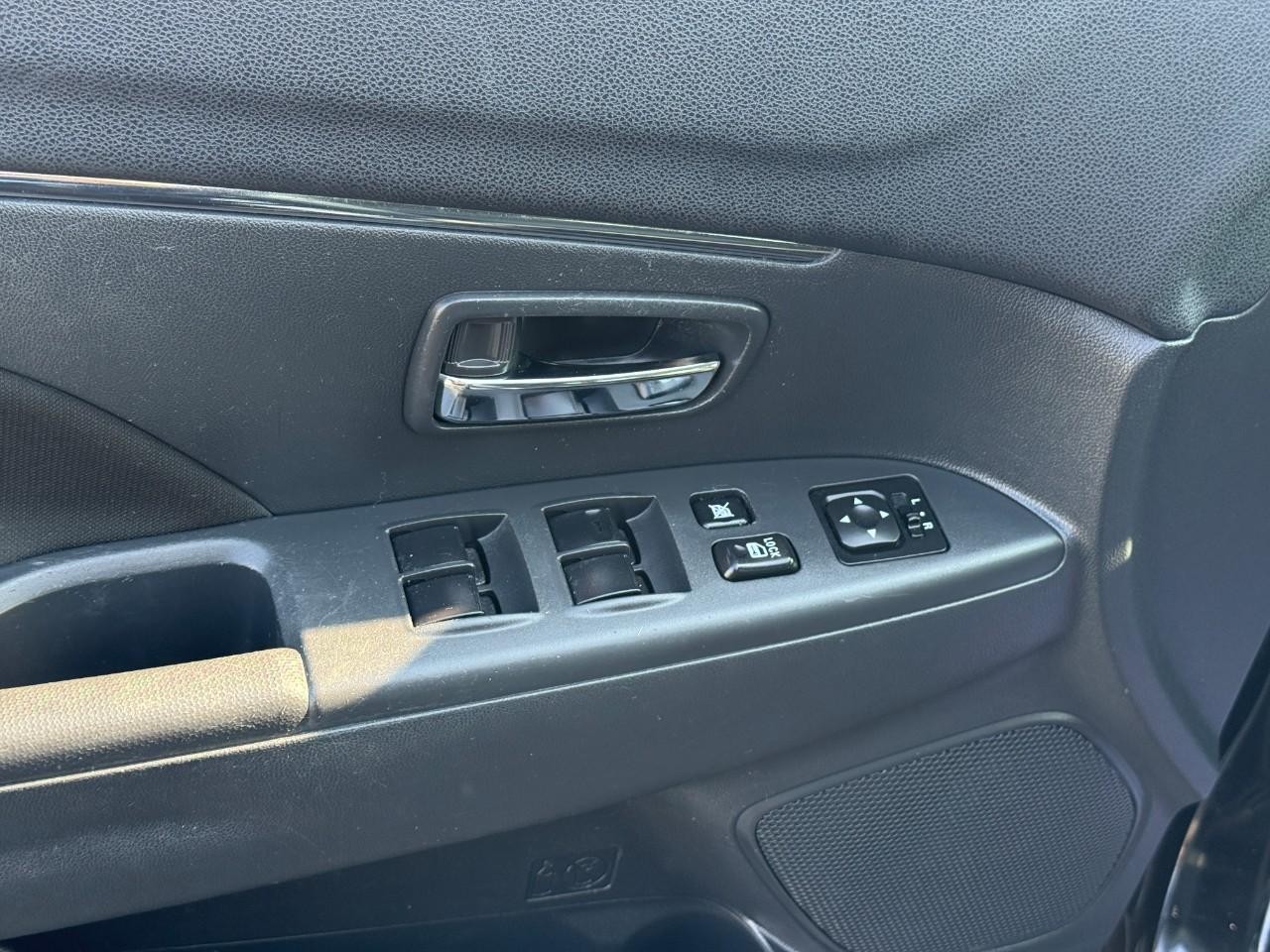 Mitsubishi Outlander Sport Vehicle Full-screen Gallery Image 18