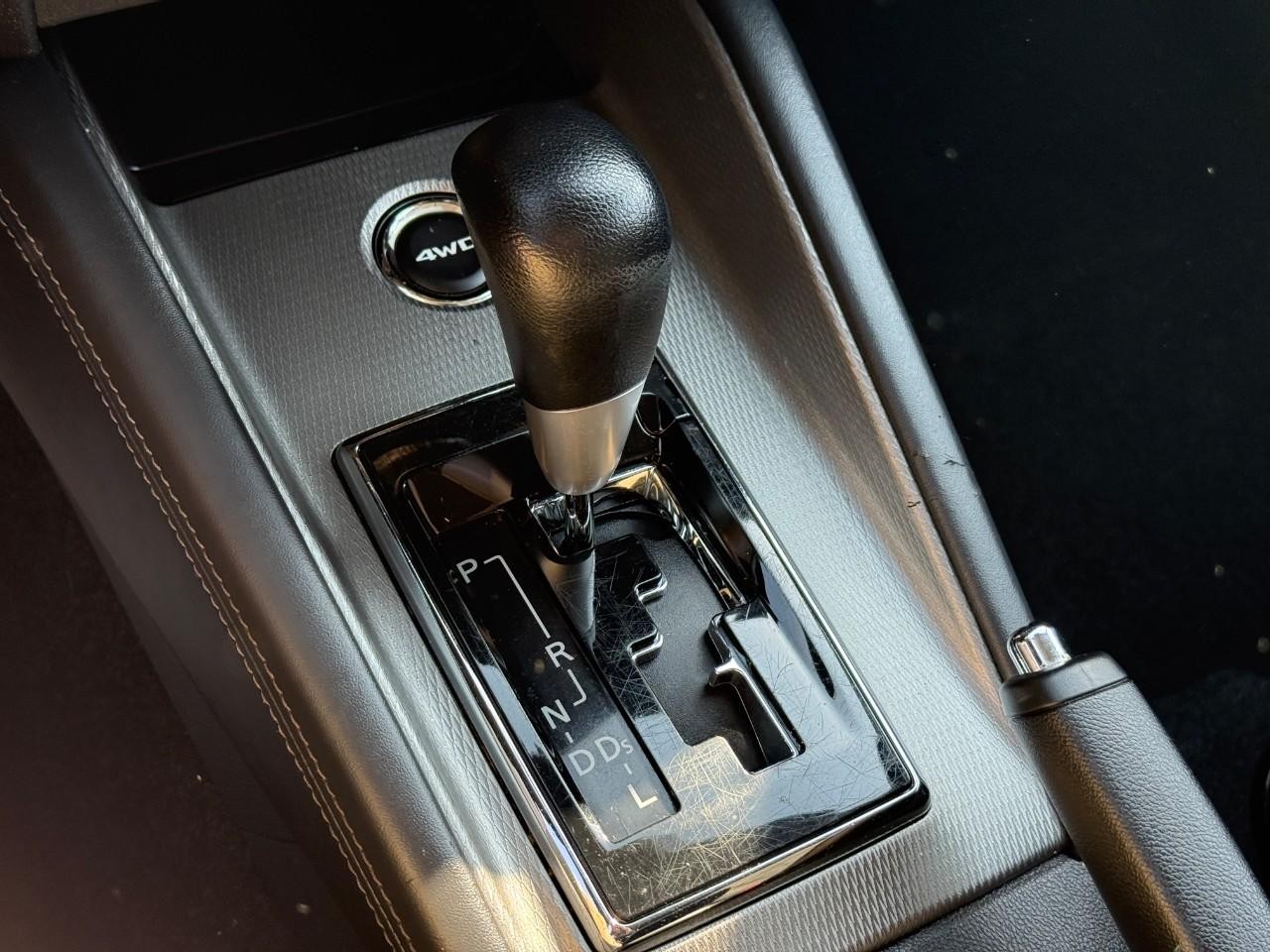 Mitsubishi Outlander Sport Vehicle Full-screen Gallery Image 23