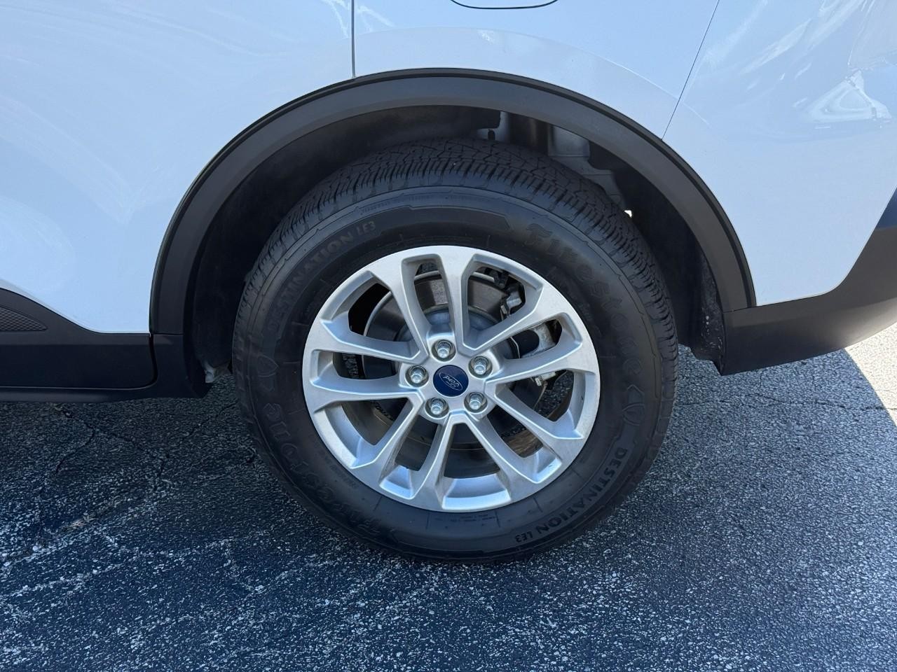 Ford Escape Vehicle Full-screen Gallery Image 06