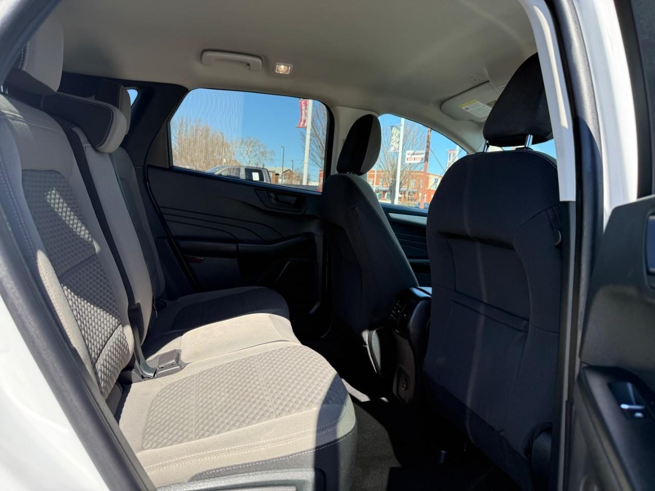 Ford Escape Vehicle Full-screen Gallery Image 10