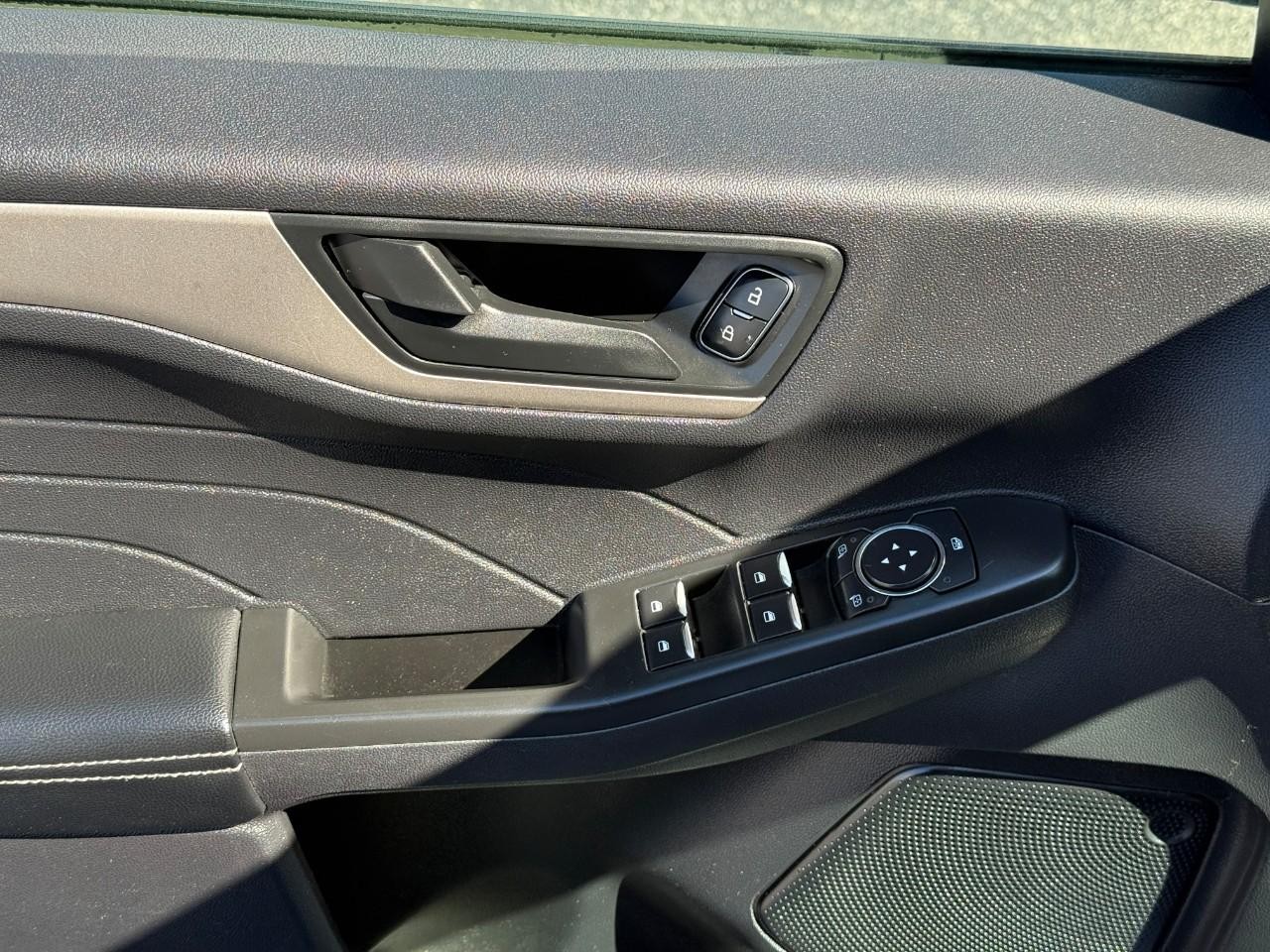 Ford Escape Vehicle Full-screen Gallery Image 16