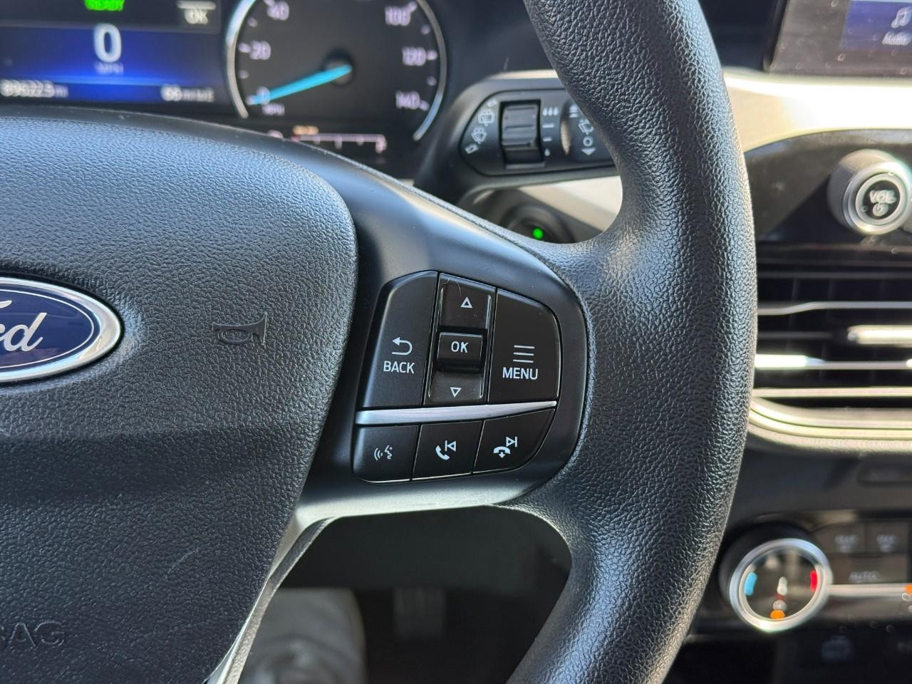 Ford Escape Vehicle Full-screen Gallery Image 20