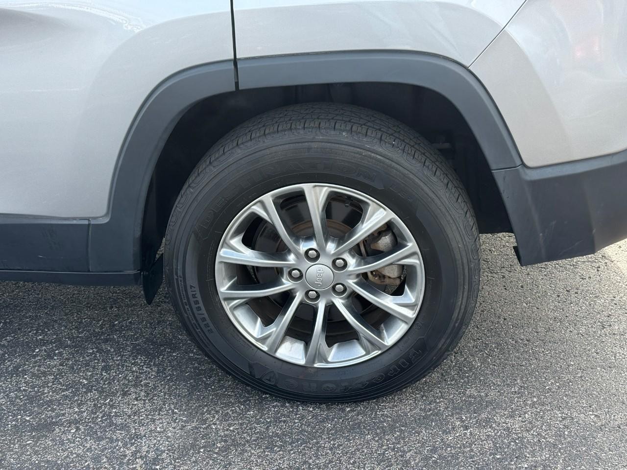 Jeep Cherokee Vehicle Full-screen Gallery Image 06