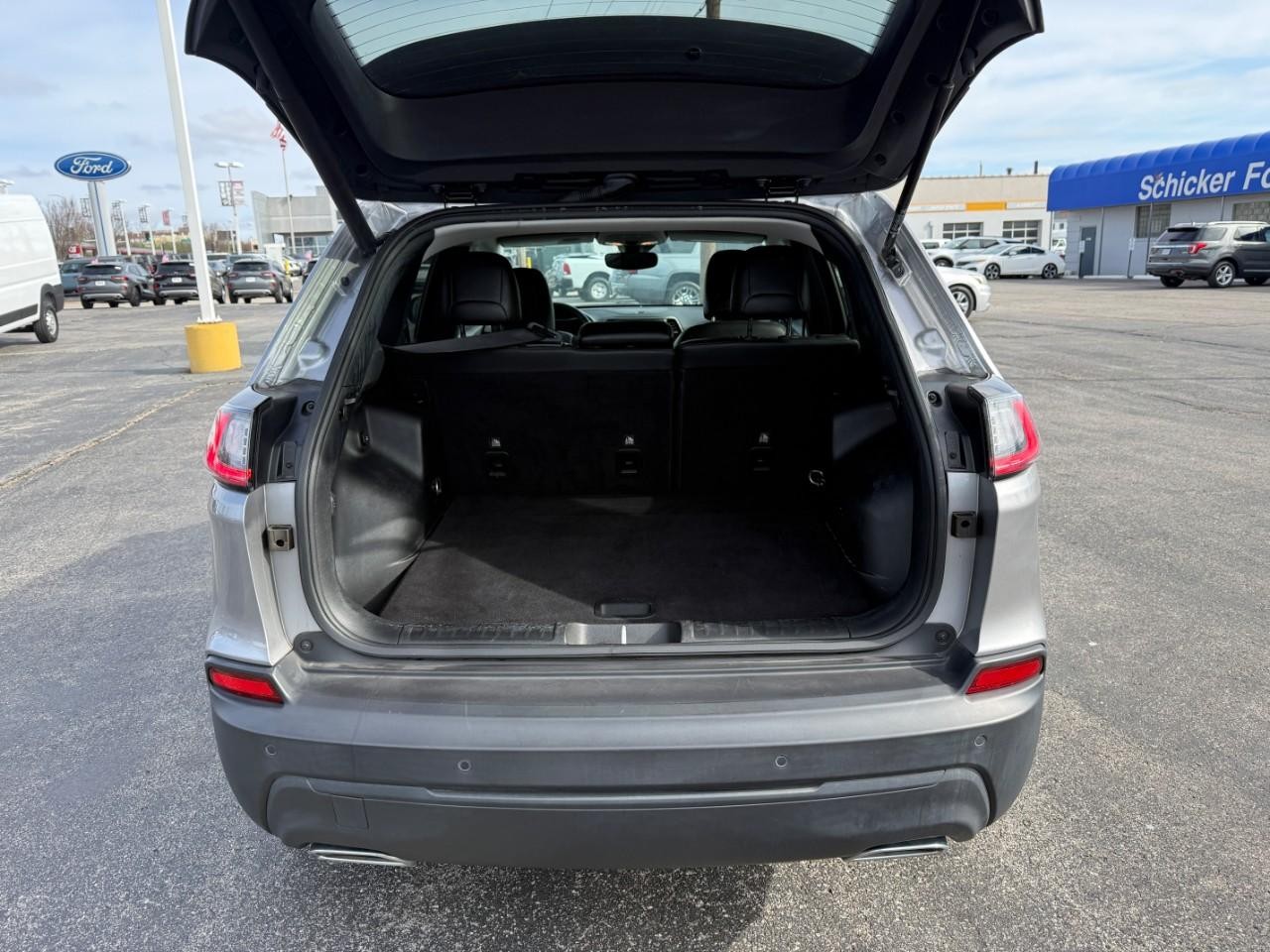 Jeep Cherokee Vehicle Full-screen Gallery Image 07