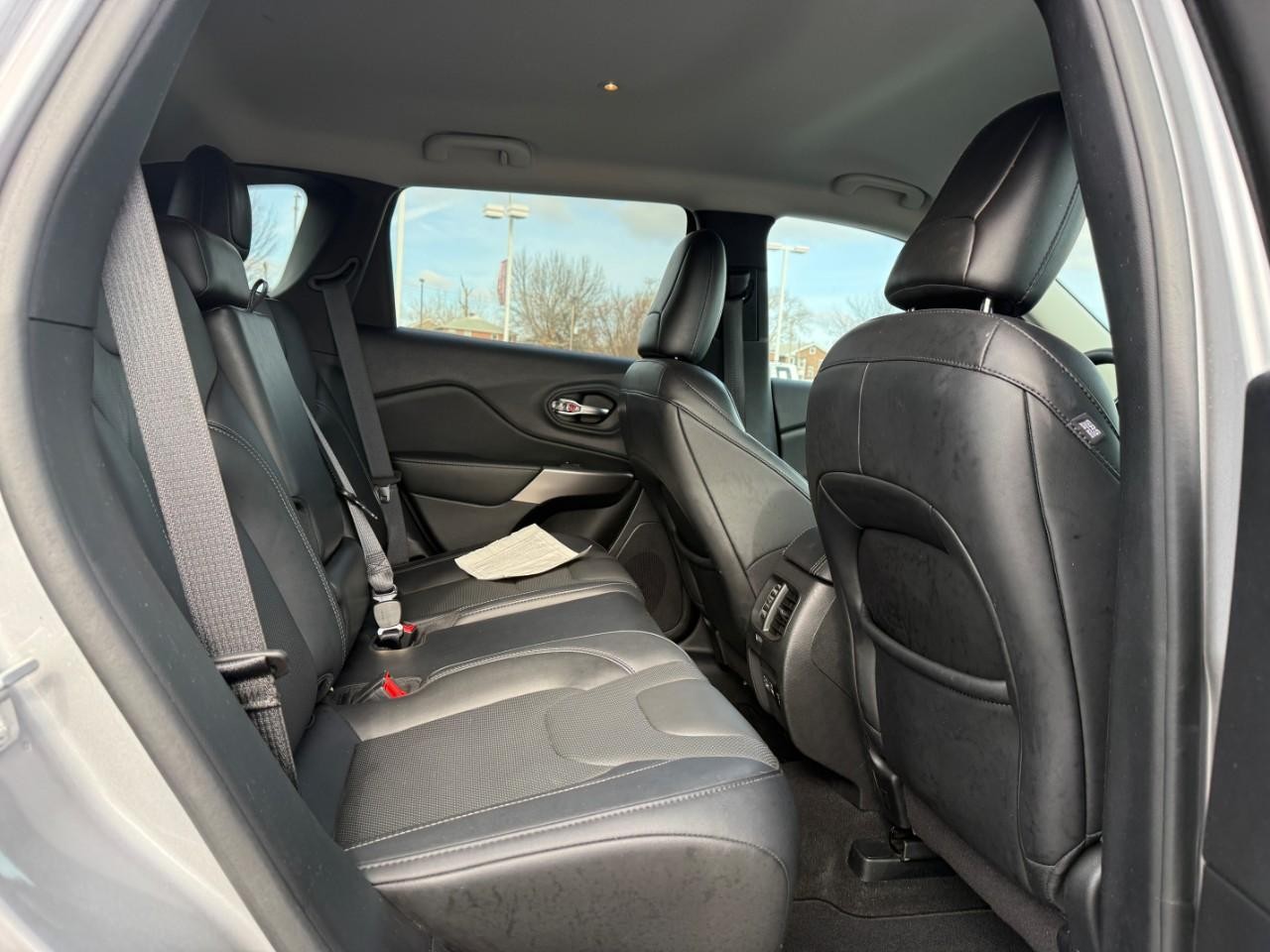 Jeep Cherokee Vehicle Full-screen Gallery Image 10