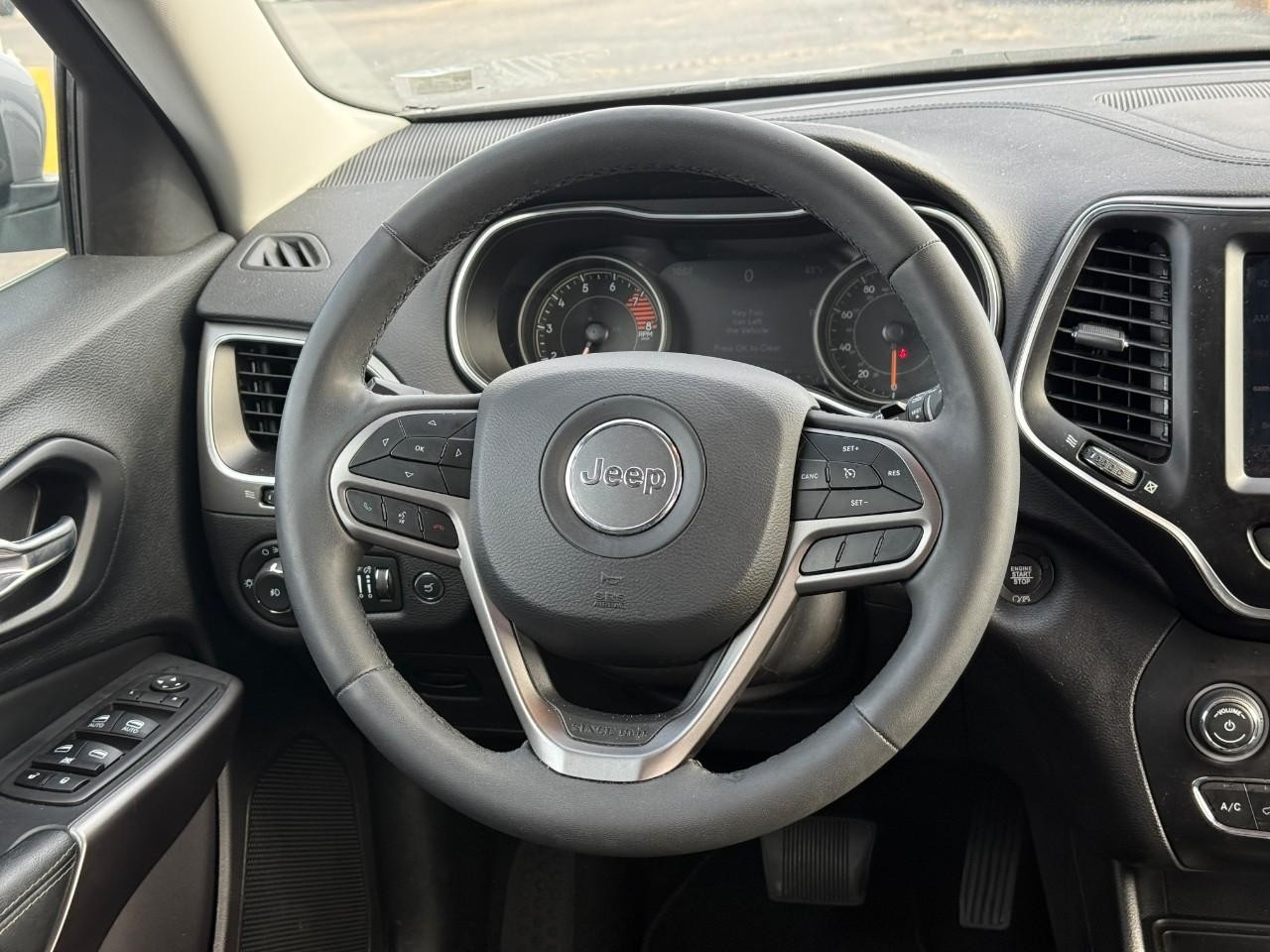 Jeep Cherokee Vehicle Full-screen Gallery Image 12