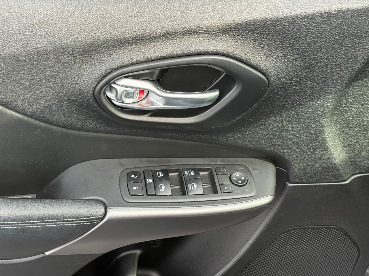 Jeep Cherokee Vehicle Full-screen Gallery Image 15