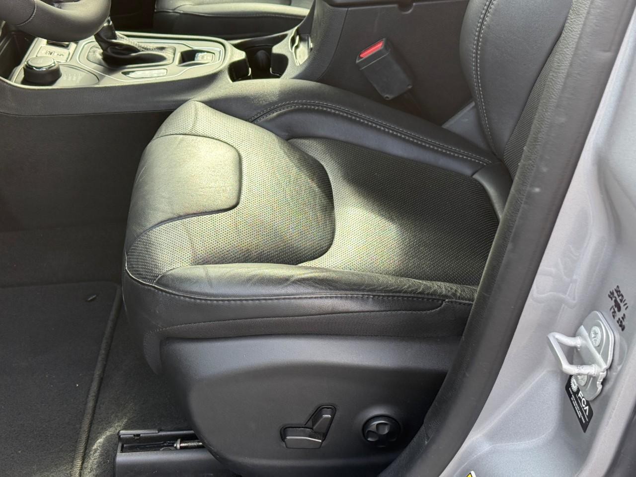 Jeep Cherokee Vehicle Full-screen Gallery Image 16