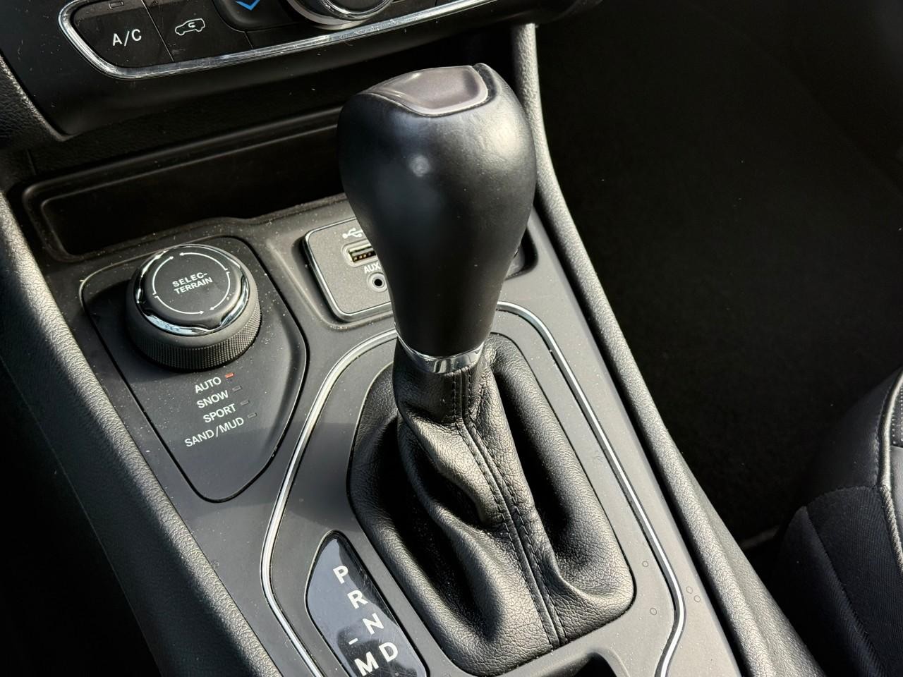 Jeep Cherokee Vehicle Full-screen Gallery Image 18