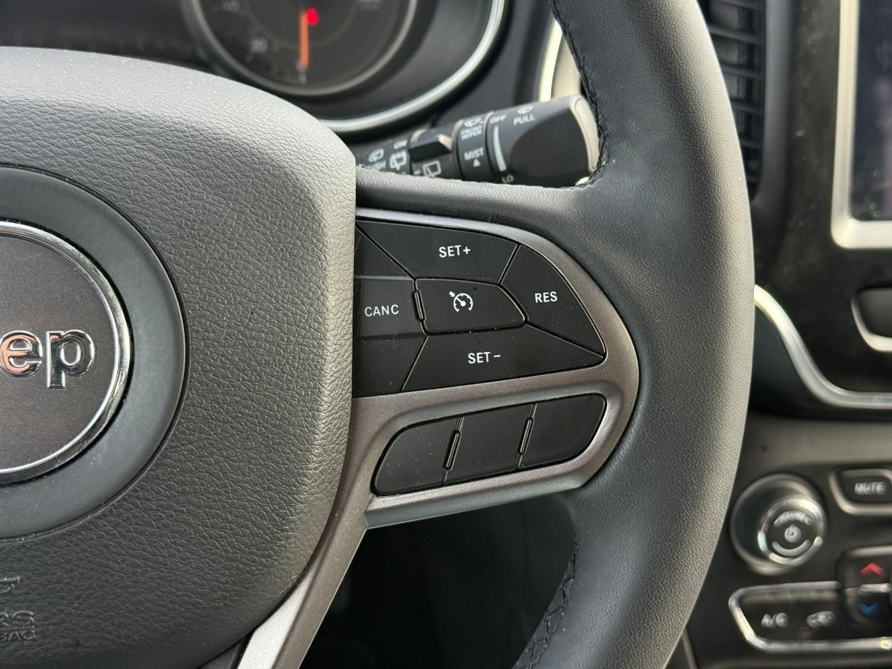 Jeep Cherokee Vehicle Full-screen Gallery Image 20