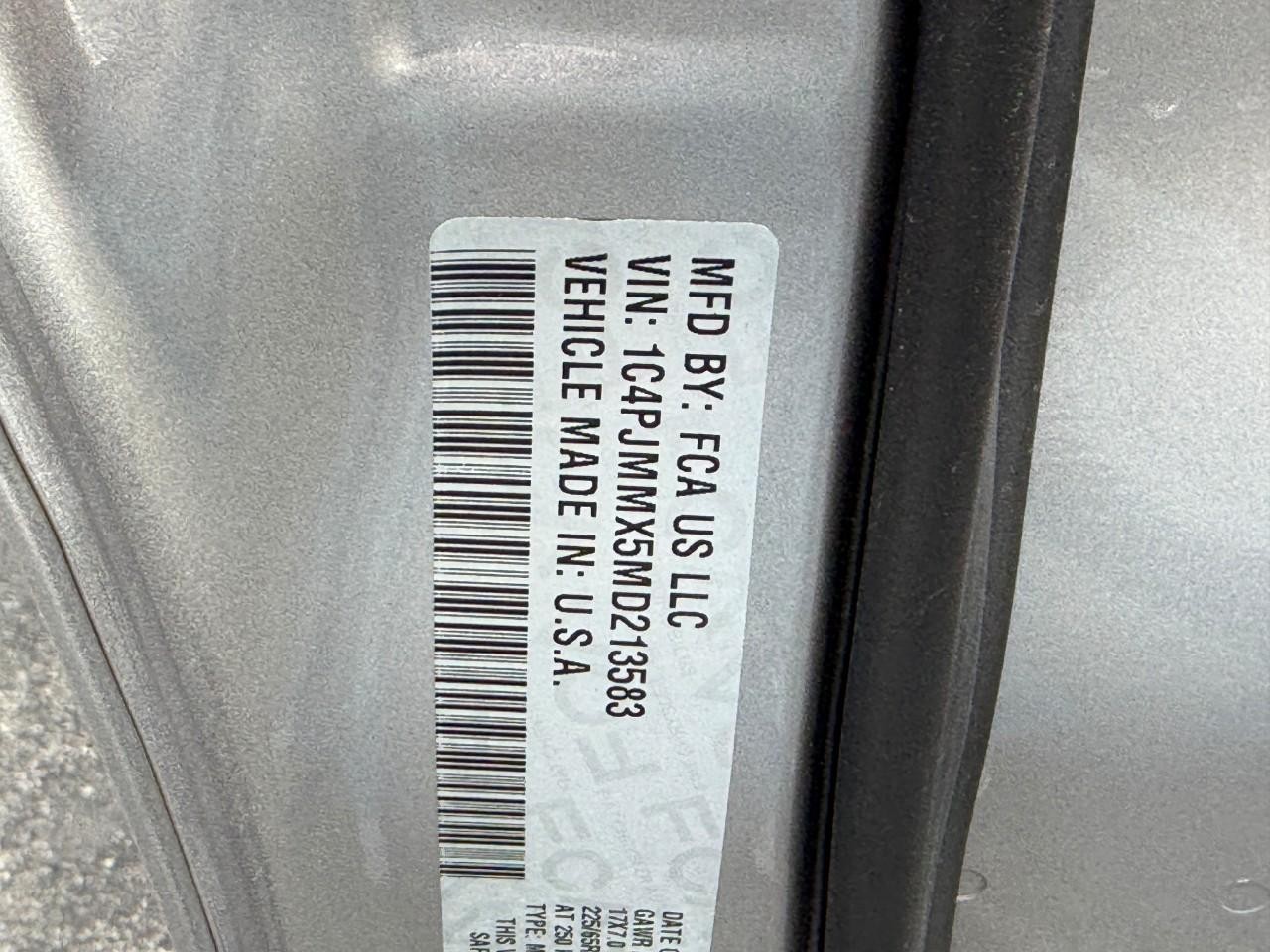 Jeep Cherokee Vehicle Full-screen Gallery Image 24