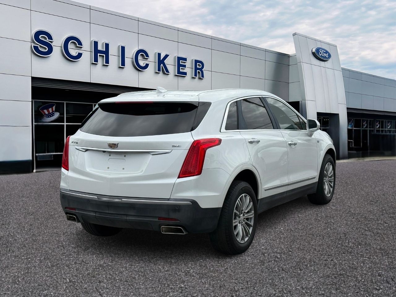 Cadillac XT5 Vehicle Full-screen Gallery Image 02