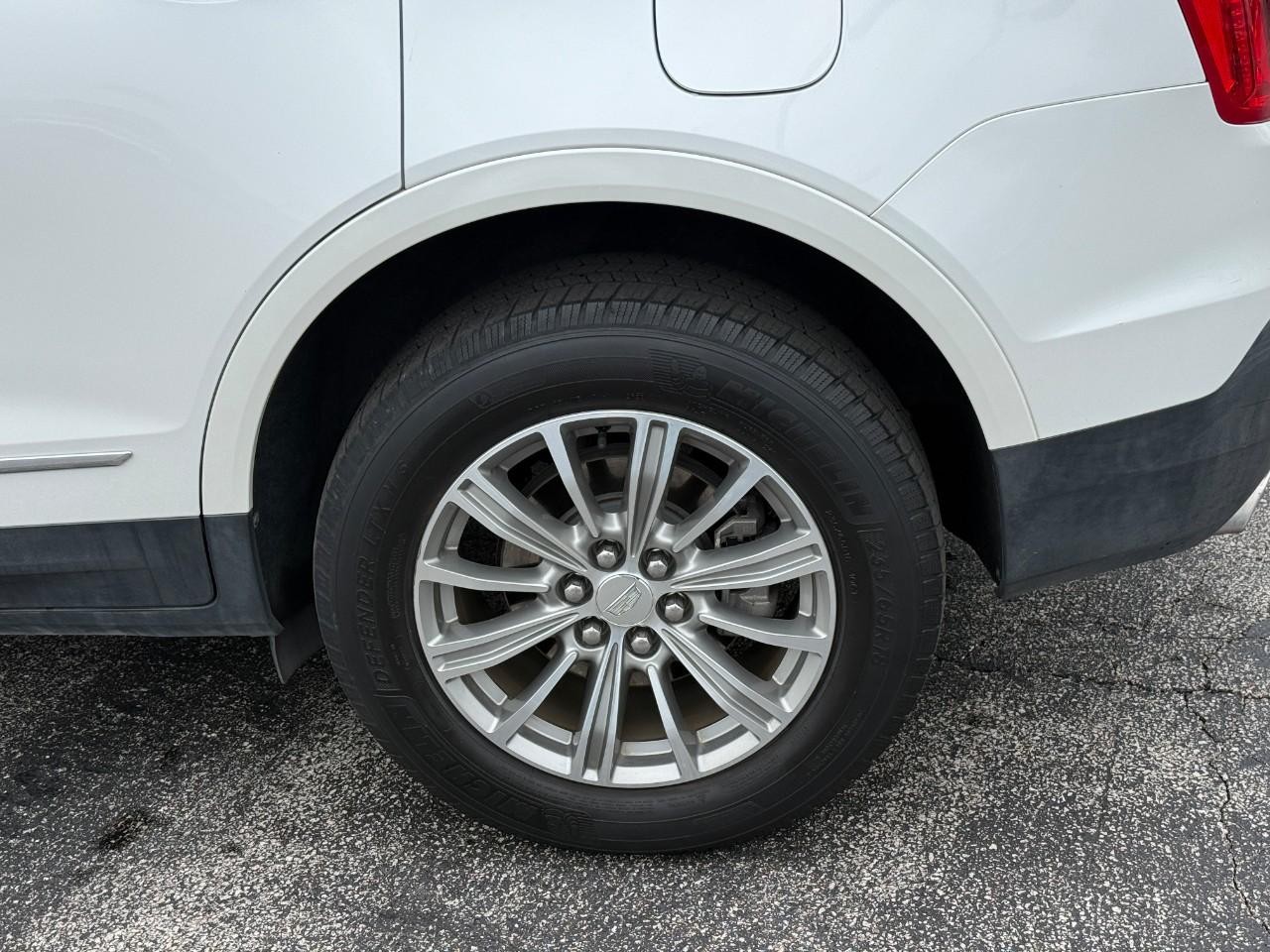 Cadillac XT5 Vehicle Full-screen Gallery Image 06