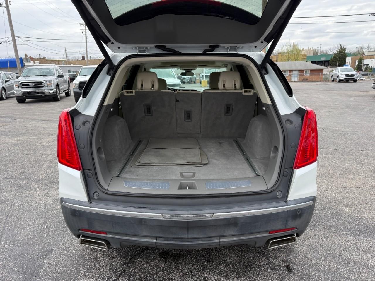 Cadillac XT5 Vehicle Full-screen Gallery Image 07