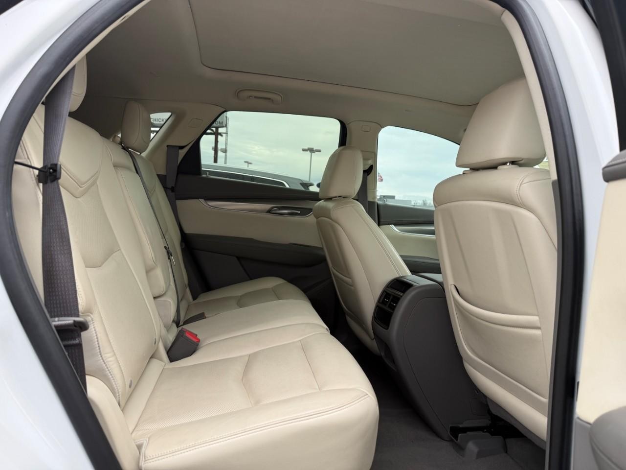 Cadillac XT5 Vehicle Full-screen Gallery Image 10