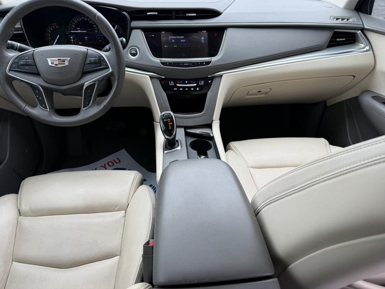 Cadillac XT5 Vehicle Full-screen Gallery Image 11