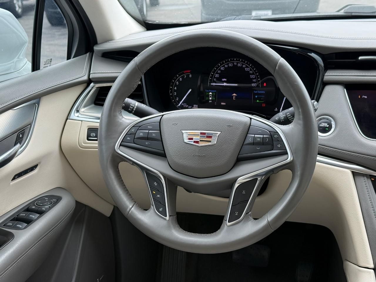 Cadillac XT5 Vehicle Full-screen Gallery Image 12