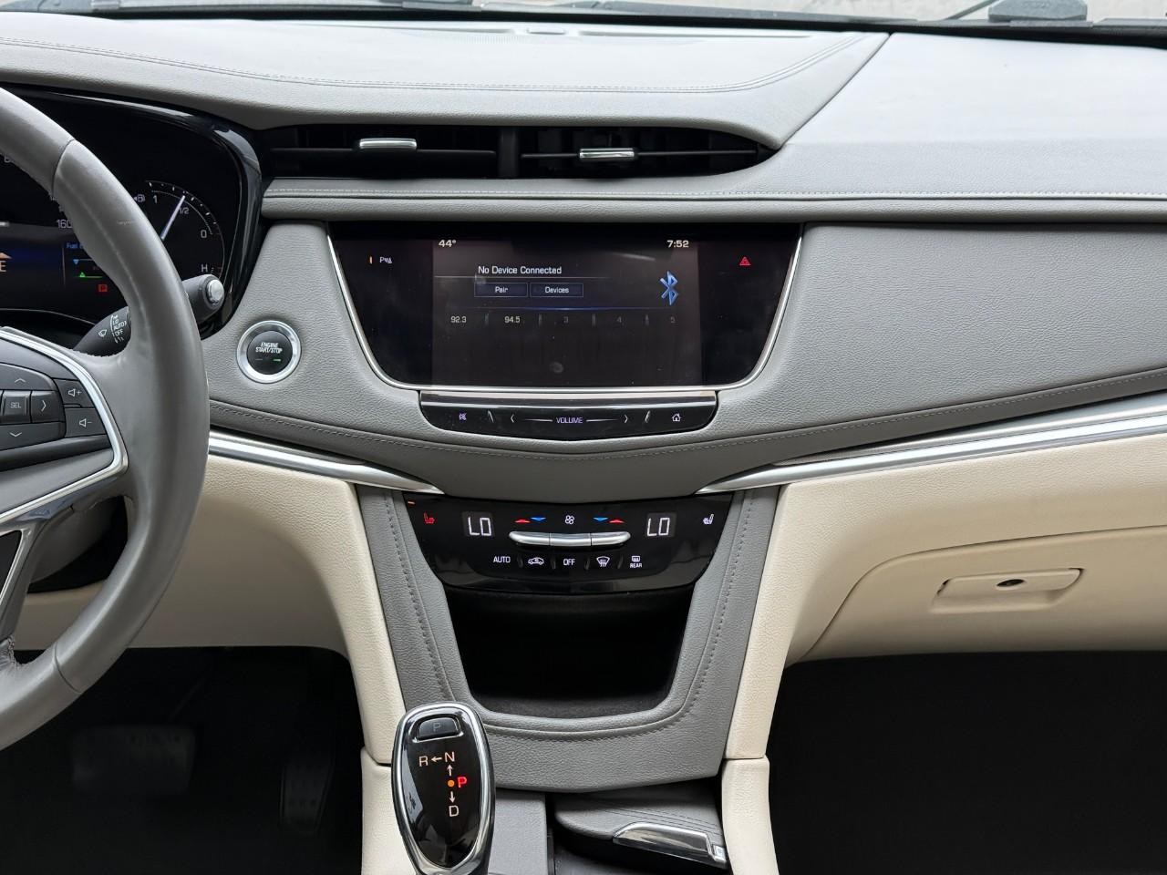 Cadillac XT5 Vehicle Full-screen Gallery Image 13