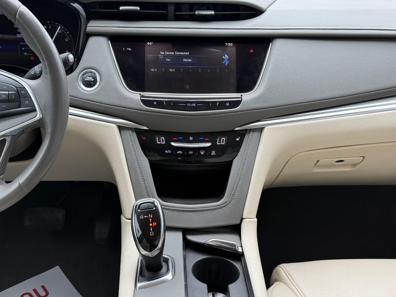 Cadillac XT5 Vehicle Full-screen Gallery Image 14