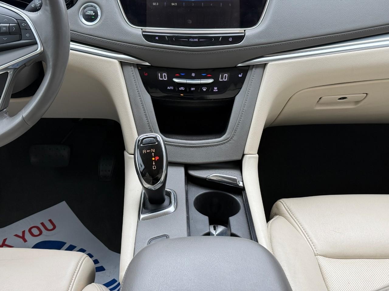 Cadillac XT5 Vehicle Full-screen Gallery Image 15