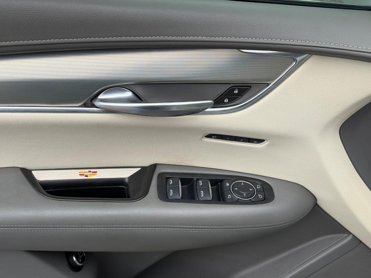 Cadillac XT5 Vehicle Full-screen Gallery Image 16