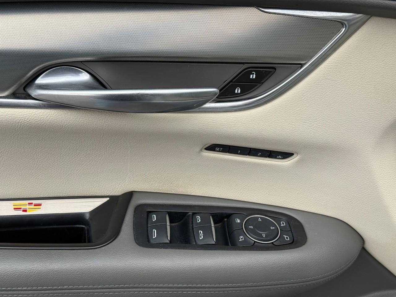 Cadillac XT5 Vehicle Full-screen Gallery Image 17