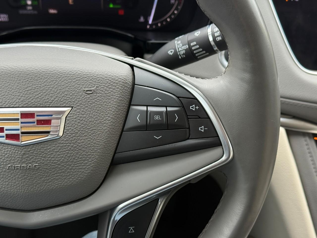 Cadillac XT5 Vehicle Full-screen Gallery Image 21