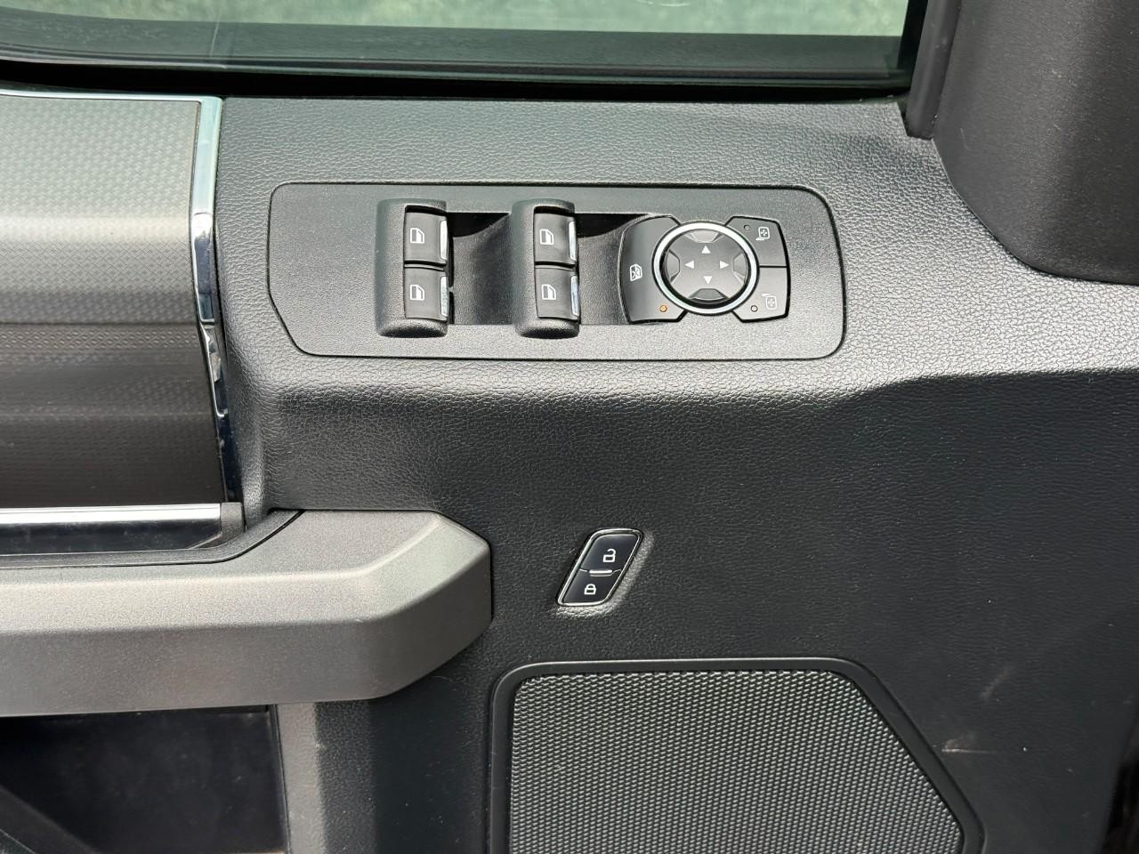 Ford F-150 Vehicle Full-screen Gallery Image 13