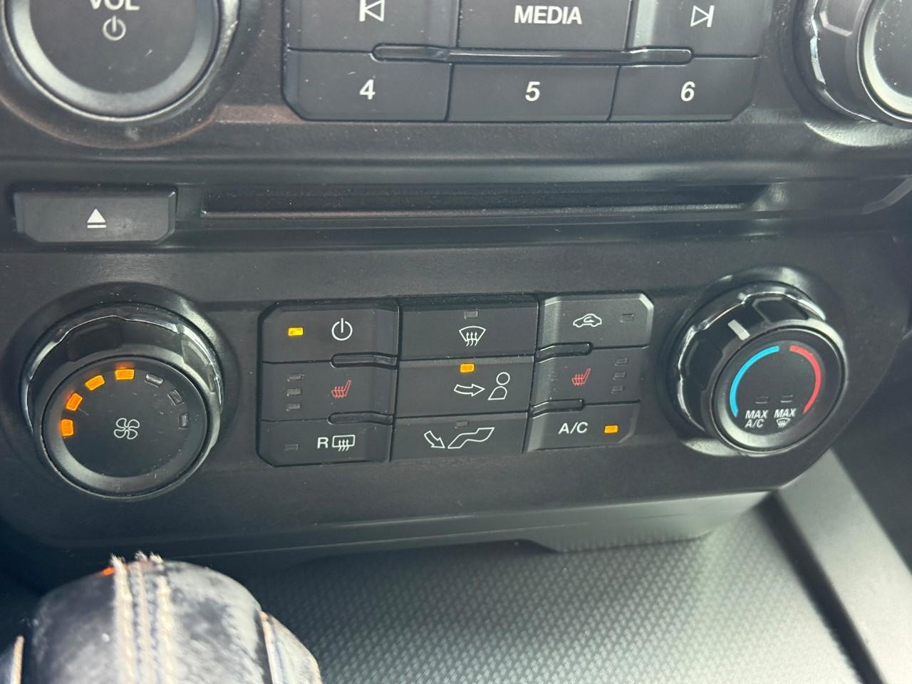 Ford F-150 Vehicle Full-screen Gallery Image 17