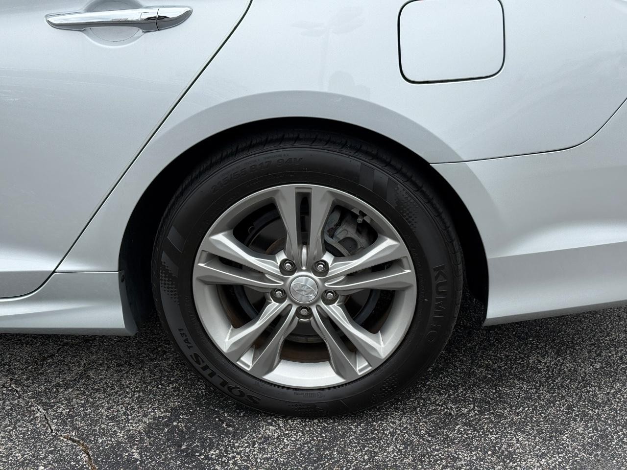 Hyundai Sonata Vehicle Full-screen Gallery Image 06