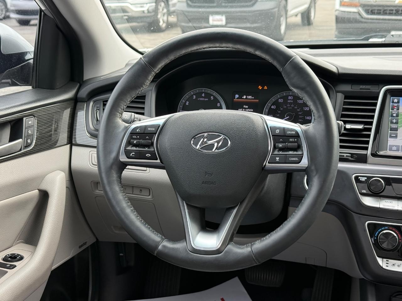 Hyundai Sonata Vehicle Full-screen Gallery Image 11