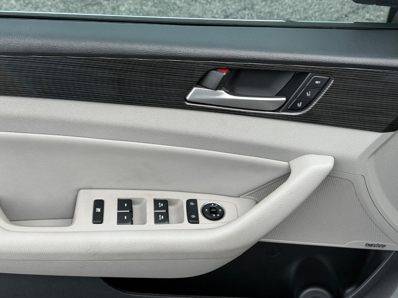 Hyundai Sonata Vehicle Full-screen Gallery Image 14