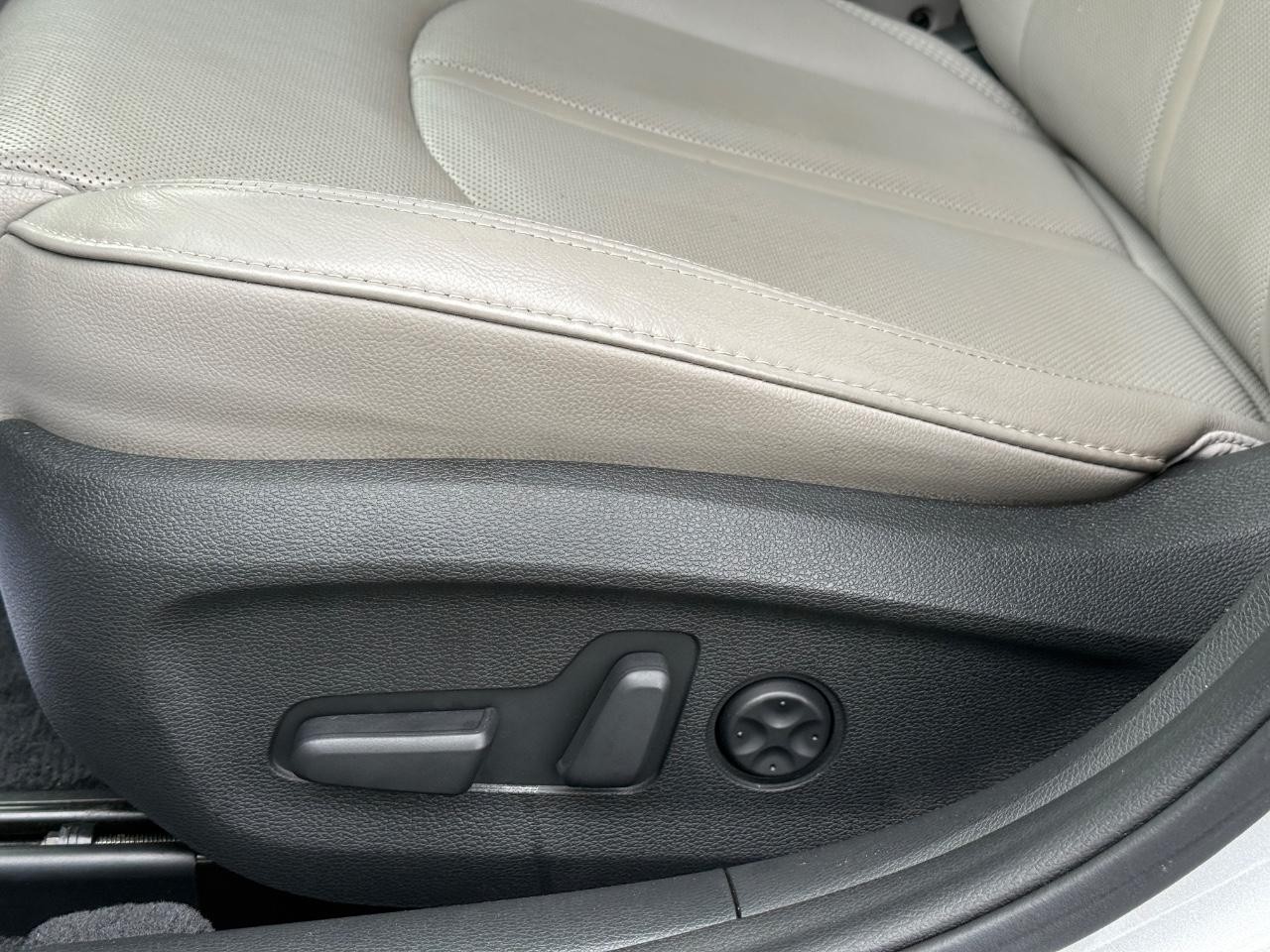 Hyundai Sonata Vehicle Full-screen Gallery Image 18