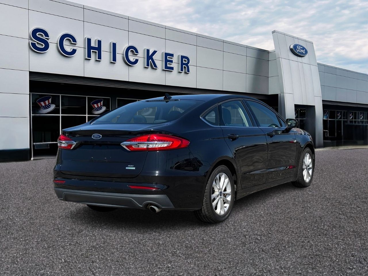 Ford Fusion Vehicle Full-screen Gallery Image 02