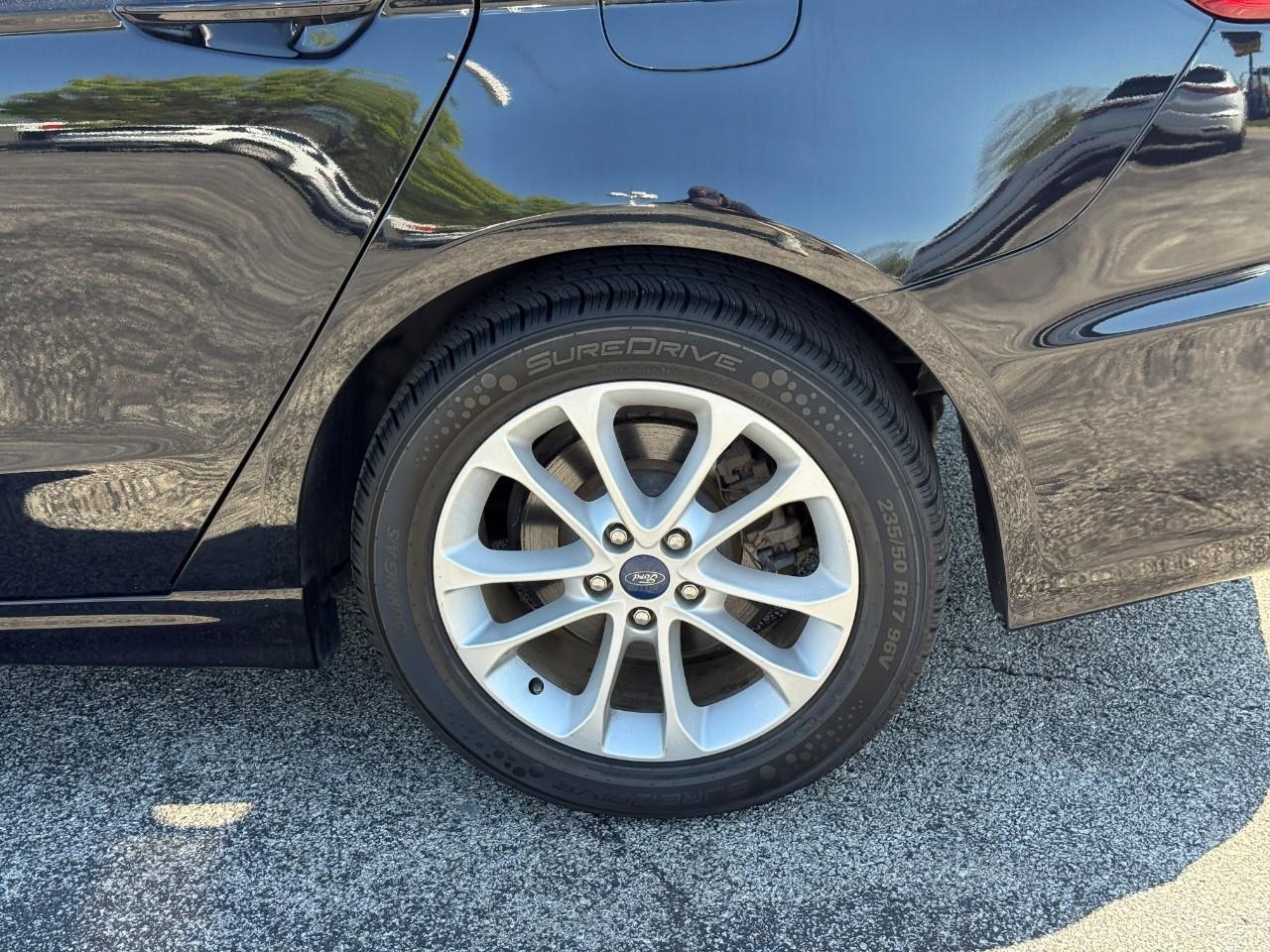 Ford Fusion Vehicle Full-screen Gallery Image 06