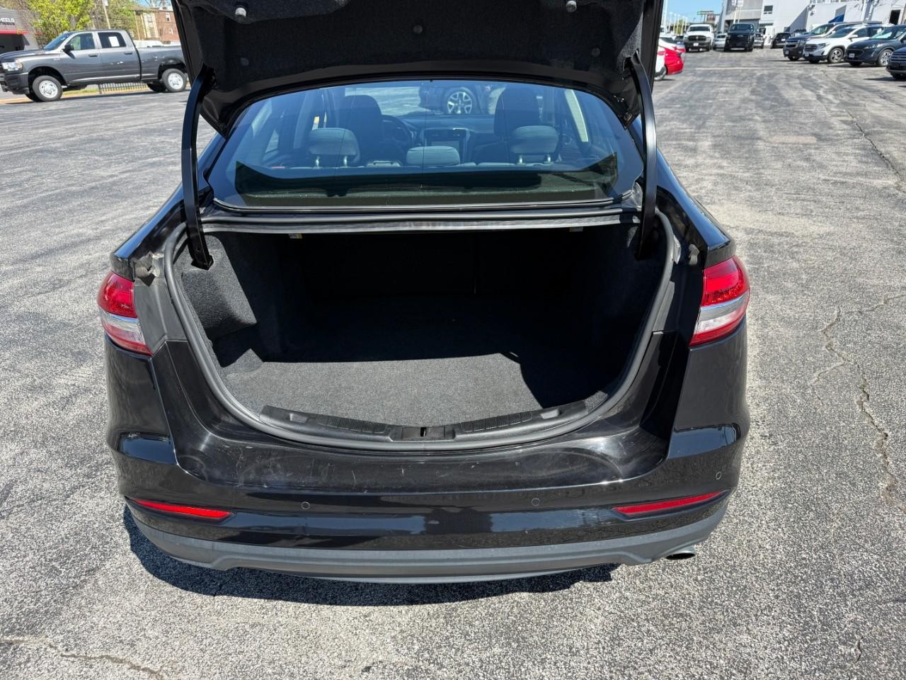 Ford Fusion Vehicle Full-screen Gallery Image 07