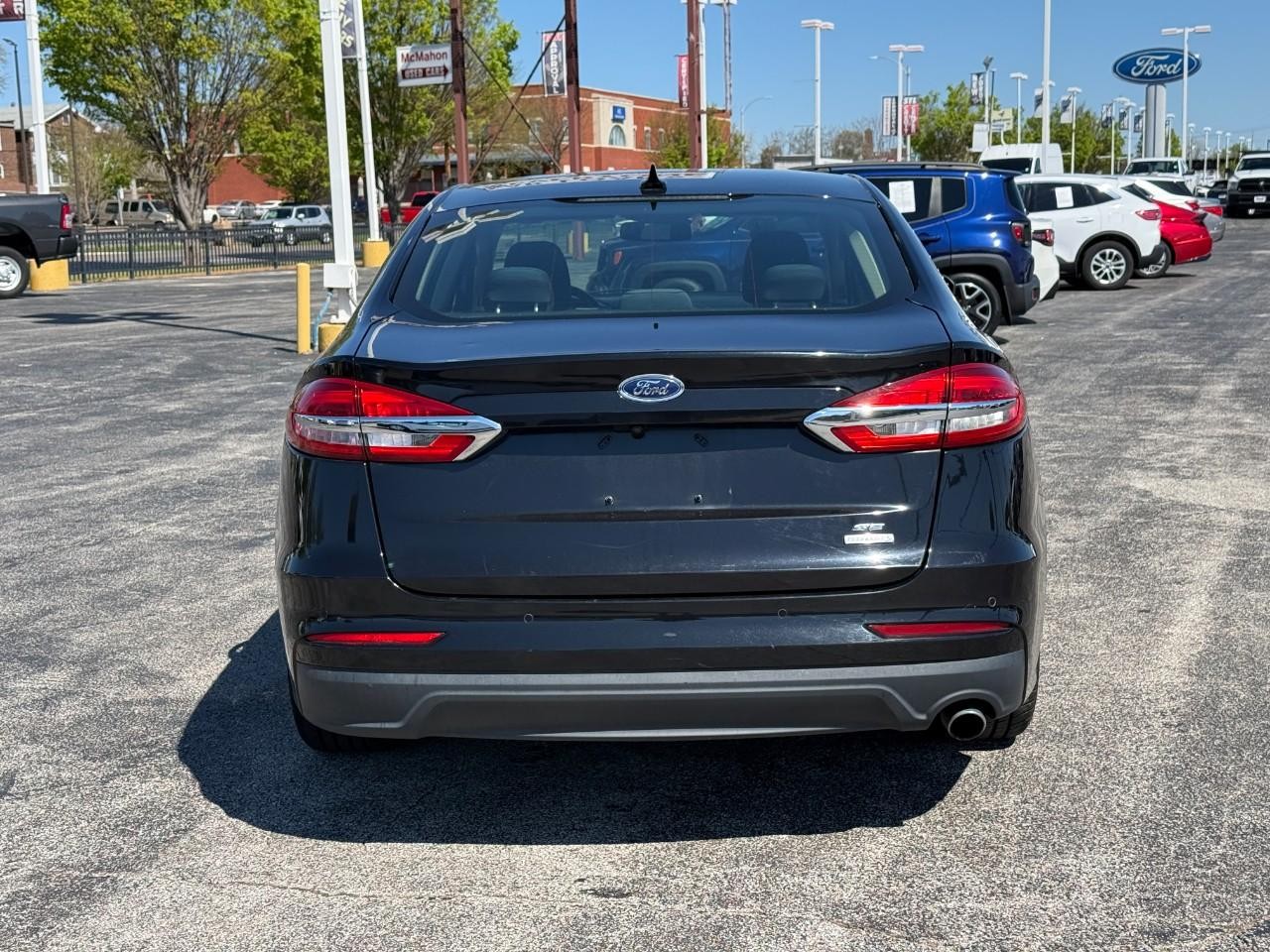 Ford Fusion Vehicle Full-screen Gallery Image 08