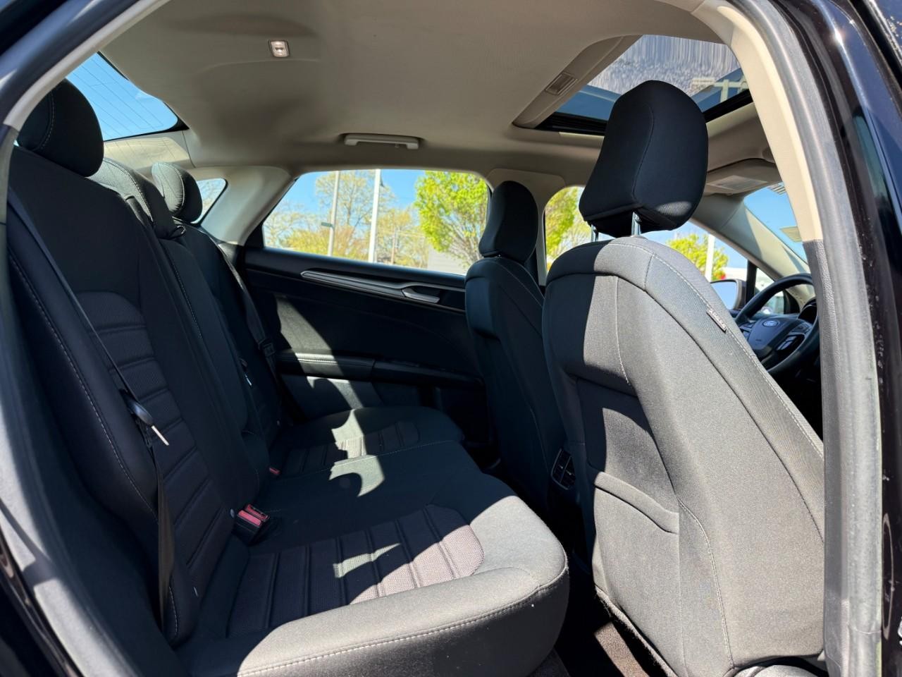 Ford Fusion Vehicle Full-screen Gallery Image 10