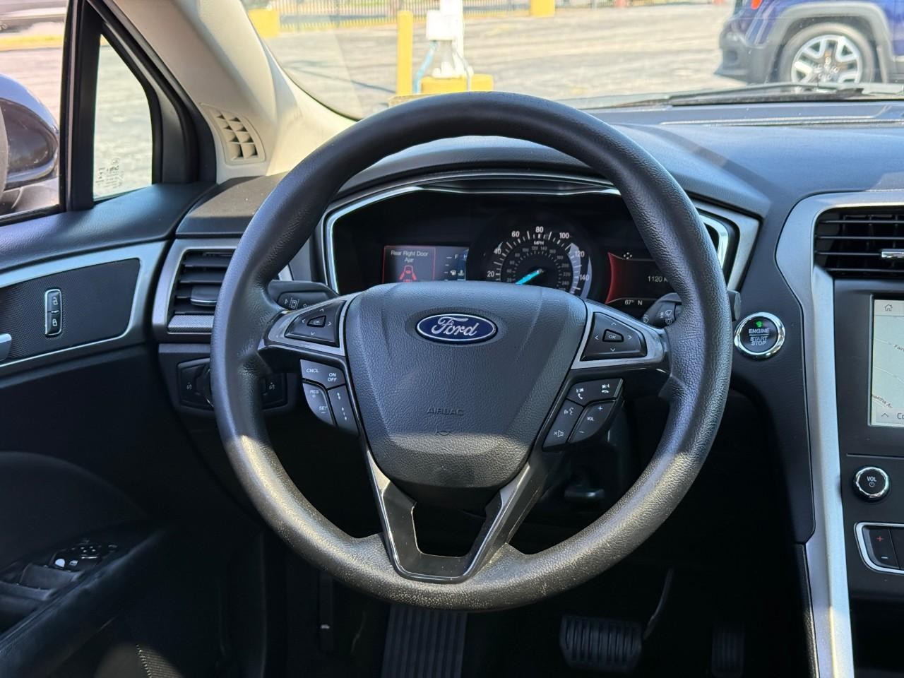 Ford Fusion Vehicle Full-screen Gallery Image 12