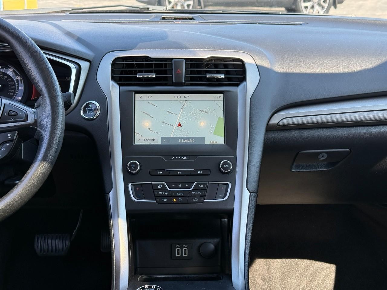 Ford Fusion Vehicle Full-screen Gallery Image 13