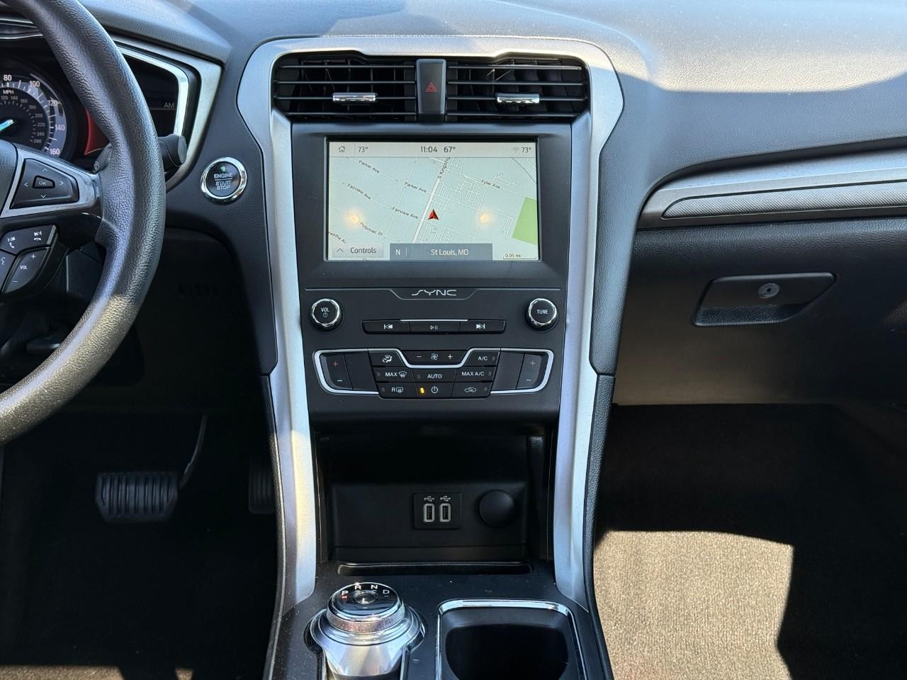 Ford Fusion Vehicle Full-screen Gallery Image 14