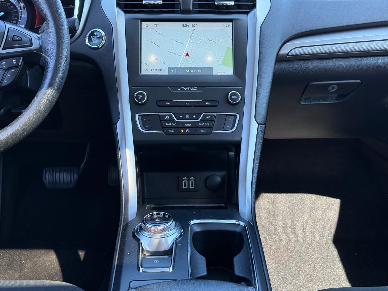 Ford Fusion Vehicle Full-screen Gallery Image 15