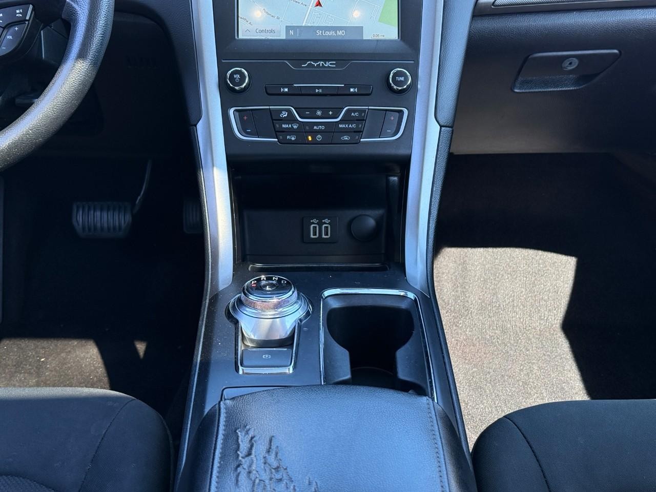 Ford Fusion Vehicle Full-screen Gallery Image 16