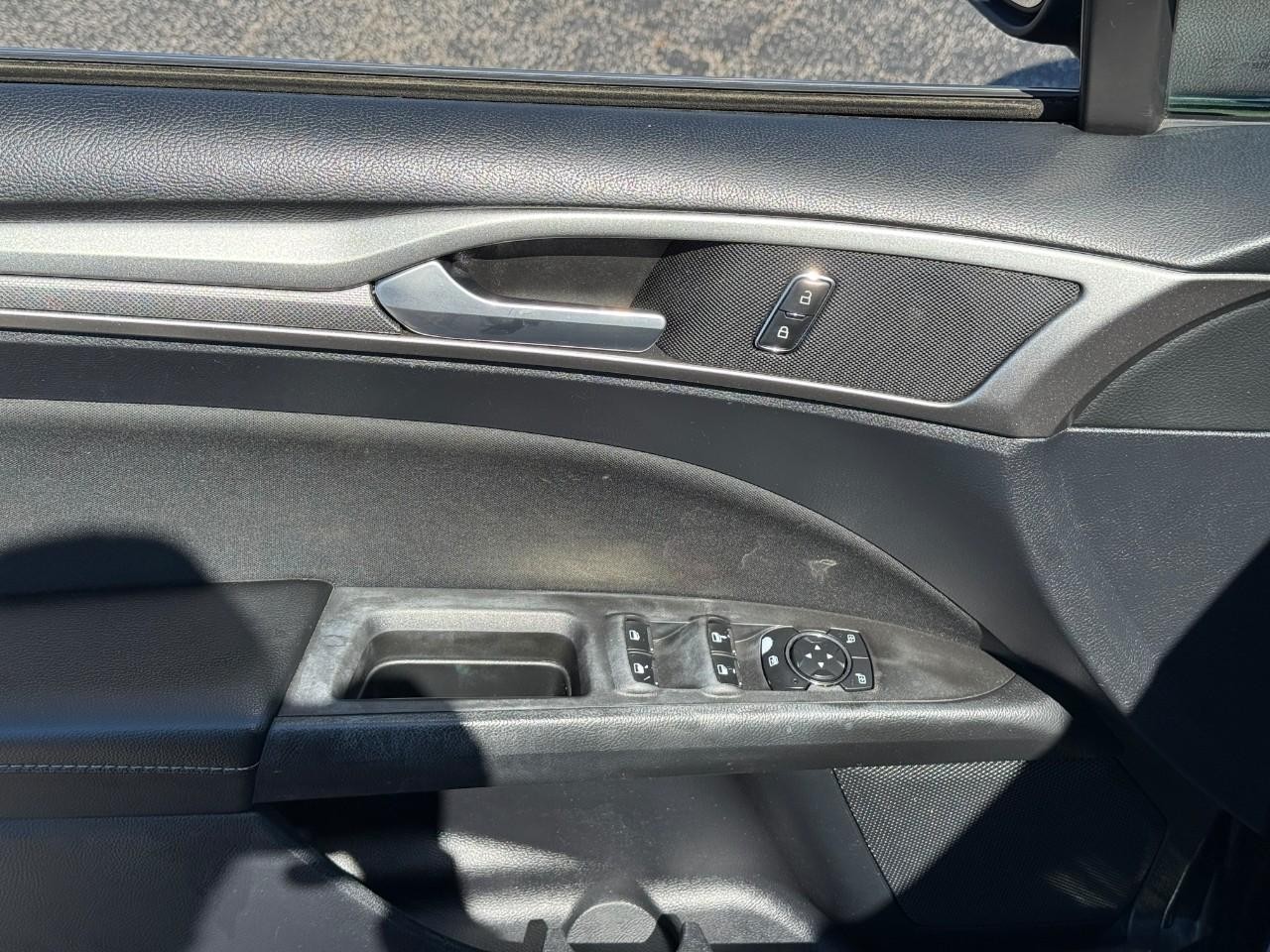 Ford Fusion Vehicle Full-screen Gallery Image 17